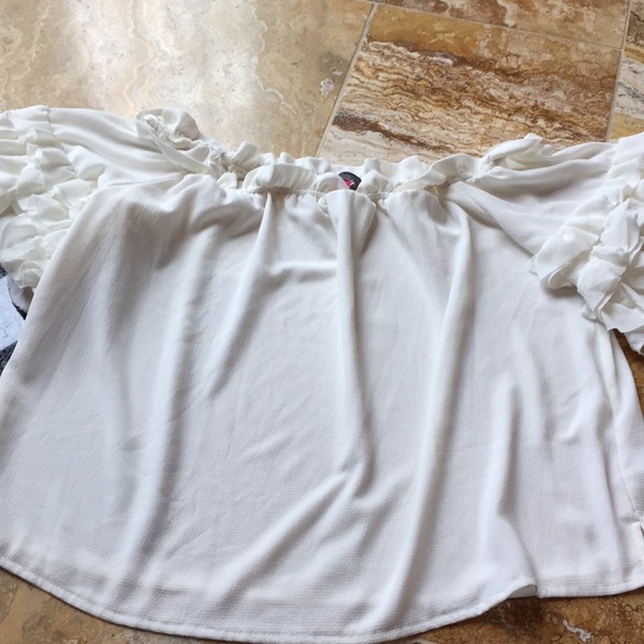 Vince Camuto off the shoulder ruffle/white texture - Picture 3 of 8